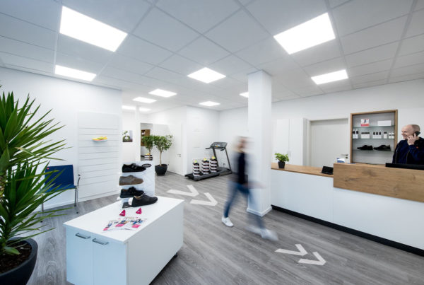 Das Bild zeigt den Empfangsbereich mit Frank Kußmann beim Telefonieren.