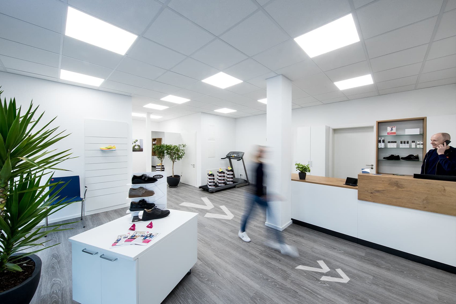 Das Bild zeigt den Empfangsbereich mit Frank Kußmann beim Telefonieren.