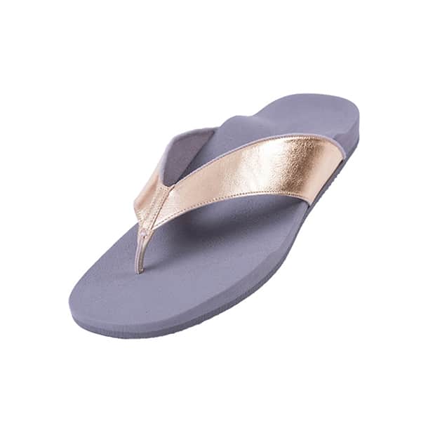 Lila und ein edel glänzender Goldton: Das Foto zeigt eine maßgefertigte Sommersandale im Stile eines Flipflops.