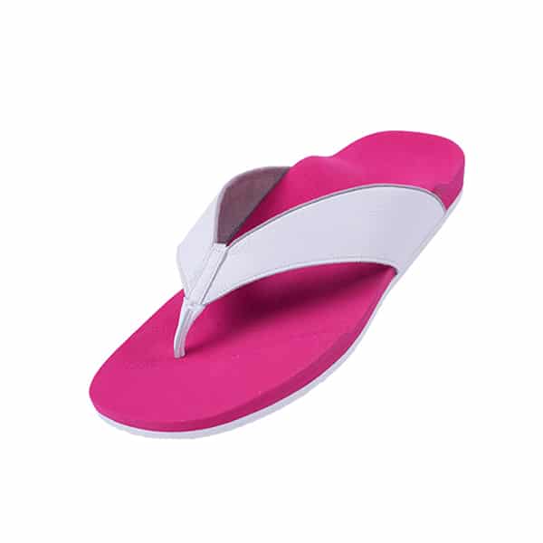 Pink und ein helles Lila: Das Foto zeigt eine maßgefertigte Sommersandale im Stile eines Flipflops.