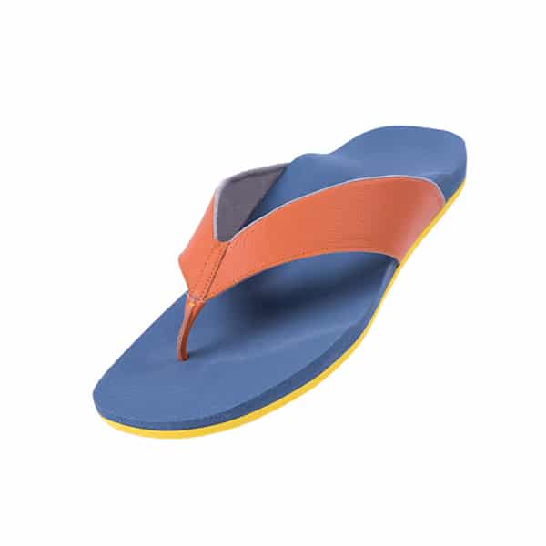 Orangefarbener Zehentrenner, blaue Decksohle, gelbe Laufsohle: Das Foto zeigt eine maßgefertigte Sommersandale im Stile eines Flipflops.