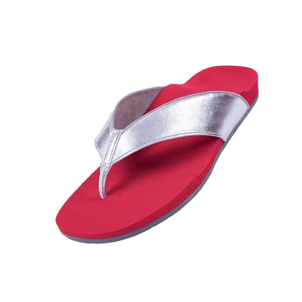 Rot und Silber: Das Foto zeigt eine maßgefertigte Sommersandale im Stile eines Flipflops.
