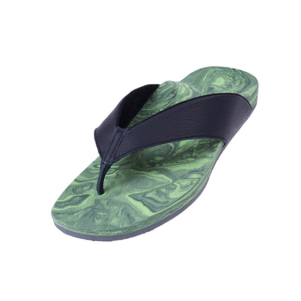 Grün gemustert und schwarz: Das Foto zeigt eine maßgefertigte Sommersandale im Stile eines Flipflops.