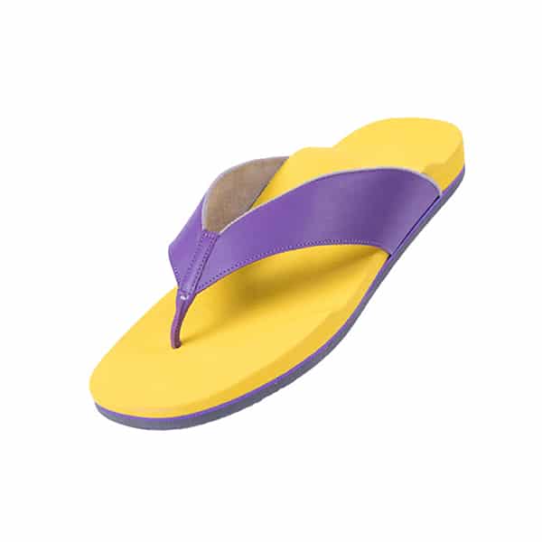 Gelb und lila: Das Foto zeigt eine maßgefertigte Sommersandale im Stile eines Flipflops.