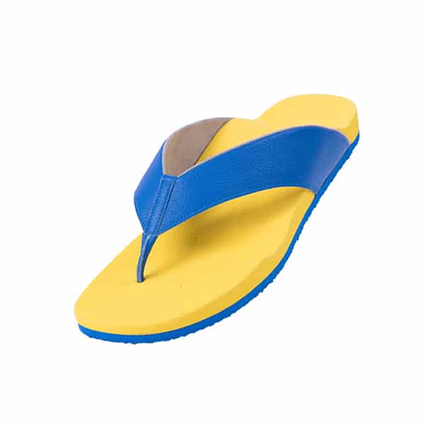 Ein intensives Blau und Gelb die Farben: Das Foto zeigt eine maßgefertigte Sommersandale im Stile von Flipflops.