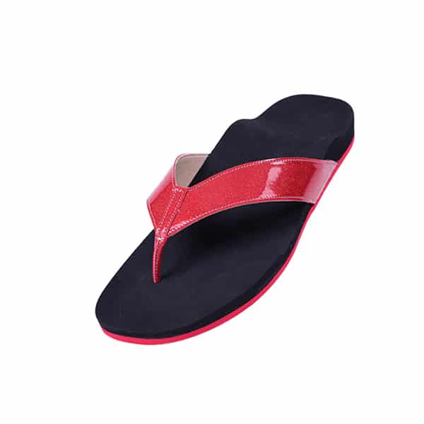 Schwarz und ein glänzendes Rot: Das Foto zeigt eine maßgefertigte Sommersandale im Stile von Flipflops.