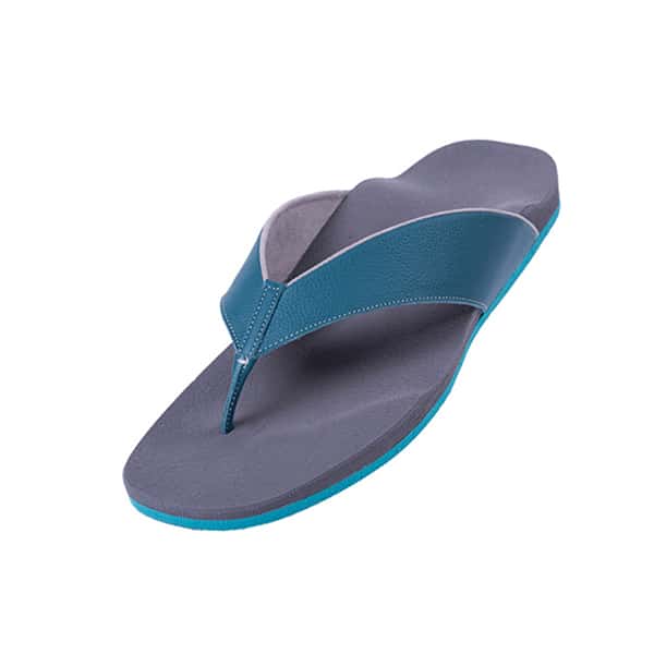 Türkis und Grau die Farben: Das Foto zeigt eine maßgefertigte Sommersandale im Stile von Flipflops.
