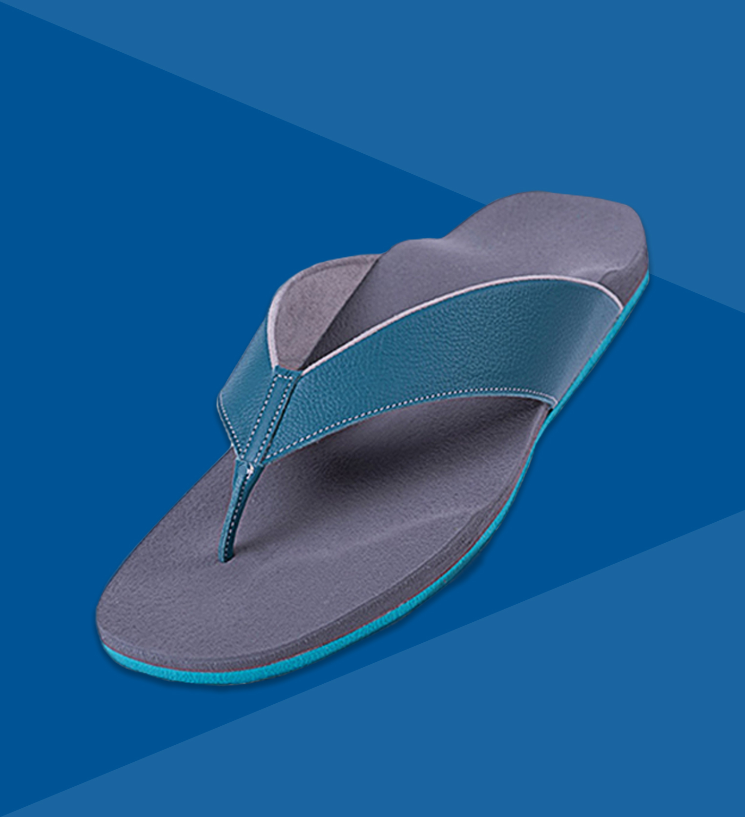 Das Bild zeigt maßgefertigte IQ Flops mit blauem Zehensteg und dunkler Decksohle. Zu sehen ist deutlich das individuelle orthopädische Fußbett. Ein Modell im Stile eines Flipflops.