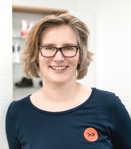 Das Foto zeigt ein Porträt der Fußexpertin Susanne Szeder bei Frank Kußmann Orthopädietechnik in Mainz.